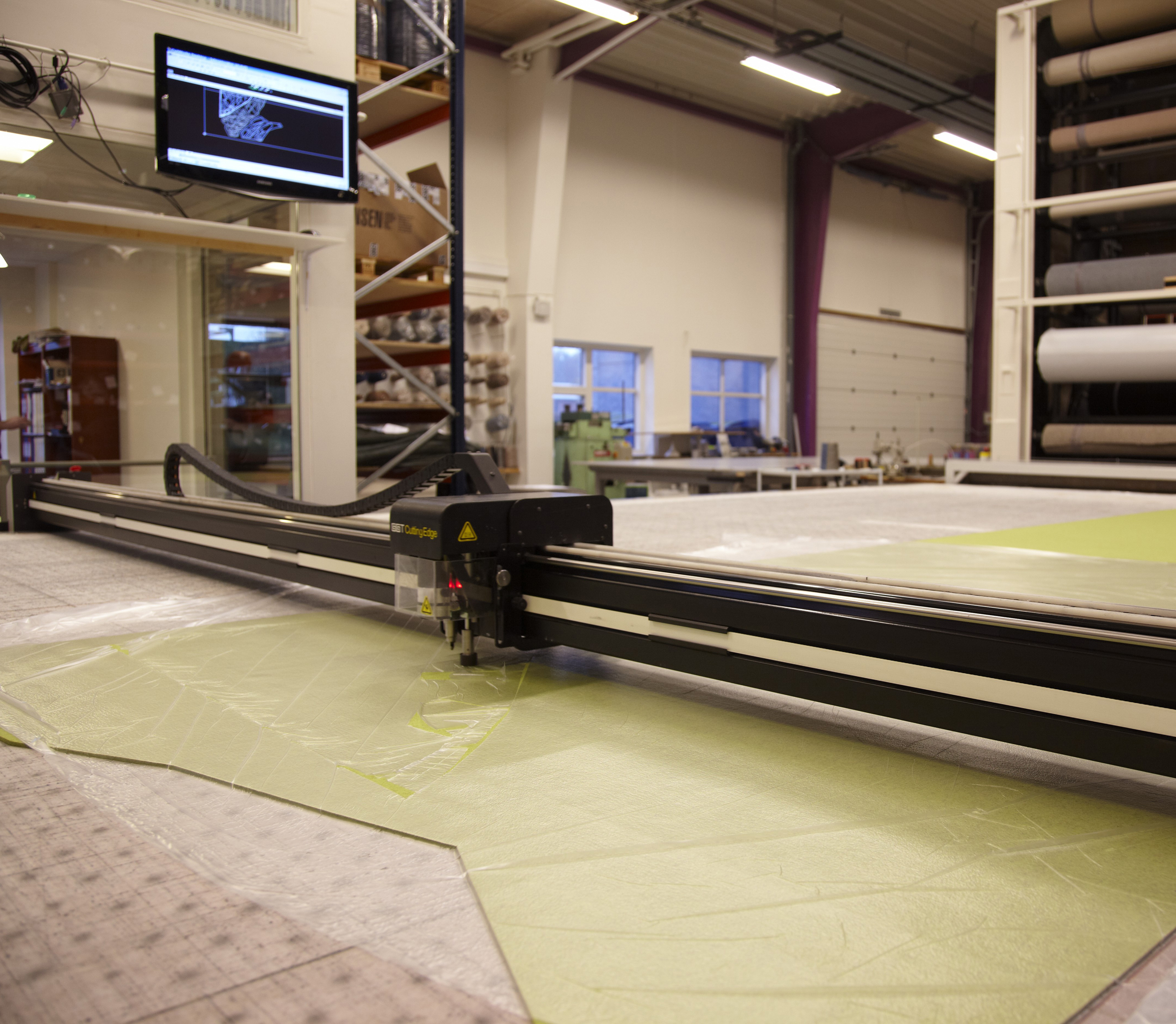 montering af udsmykning med grøn filt på elevatortårn hos Tryg filt (19)